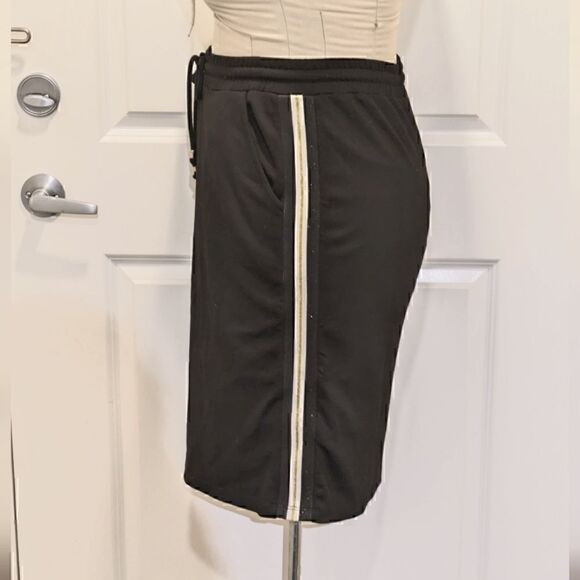 EUC Gerry Weber Casual 10 Casual Stretch Skirt with Sparkly Gold Side Stripes - Picture 2 of 8